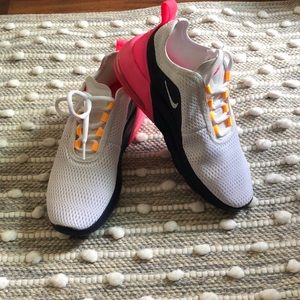 Nike women’s sneaker